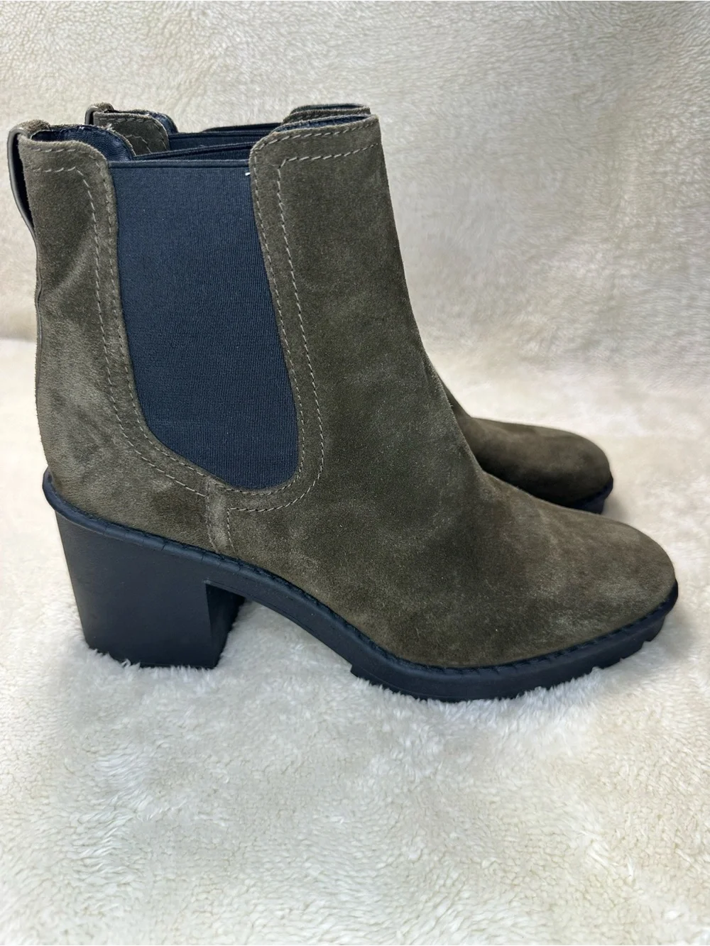 Vince Henderson weatherproof suede Chelsea boots in a dark olive green Size 9.5